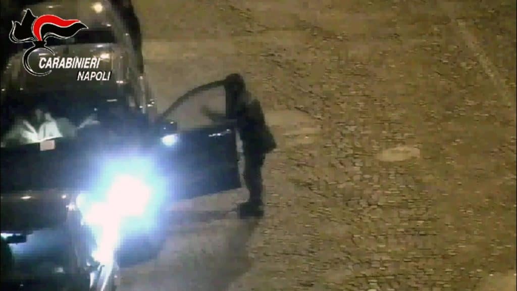 Napoli, parcheggiatori abusivi anche sulle strisce blu