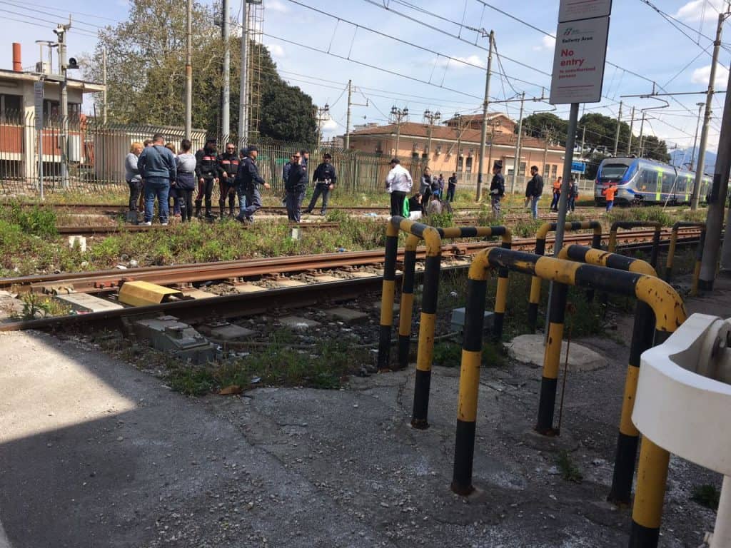 Tragedia a Torre Annunziata: anziano investito da un treno