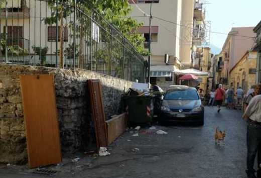Torre del Greco: abbandono e degrado in via Teatro. I residenti: “Più controlli”