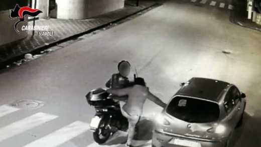 Da Castellammare a Sorrento per rubare scooter: coppia in azione con figlio minorenne