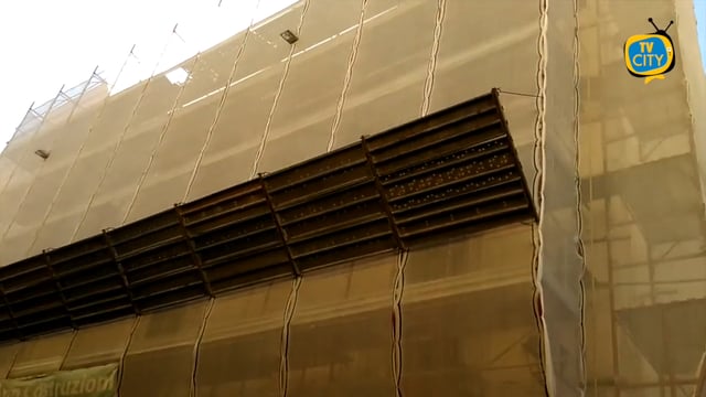 Torre del Greco: manufatti abusivi su palazzo del centro storico (video)