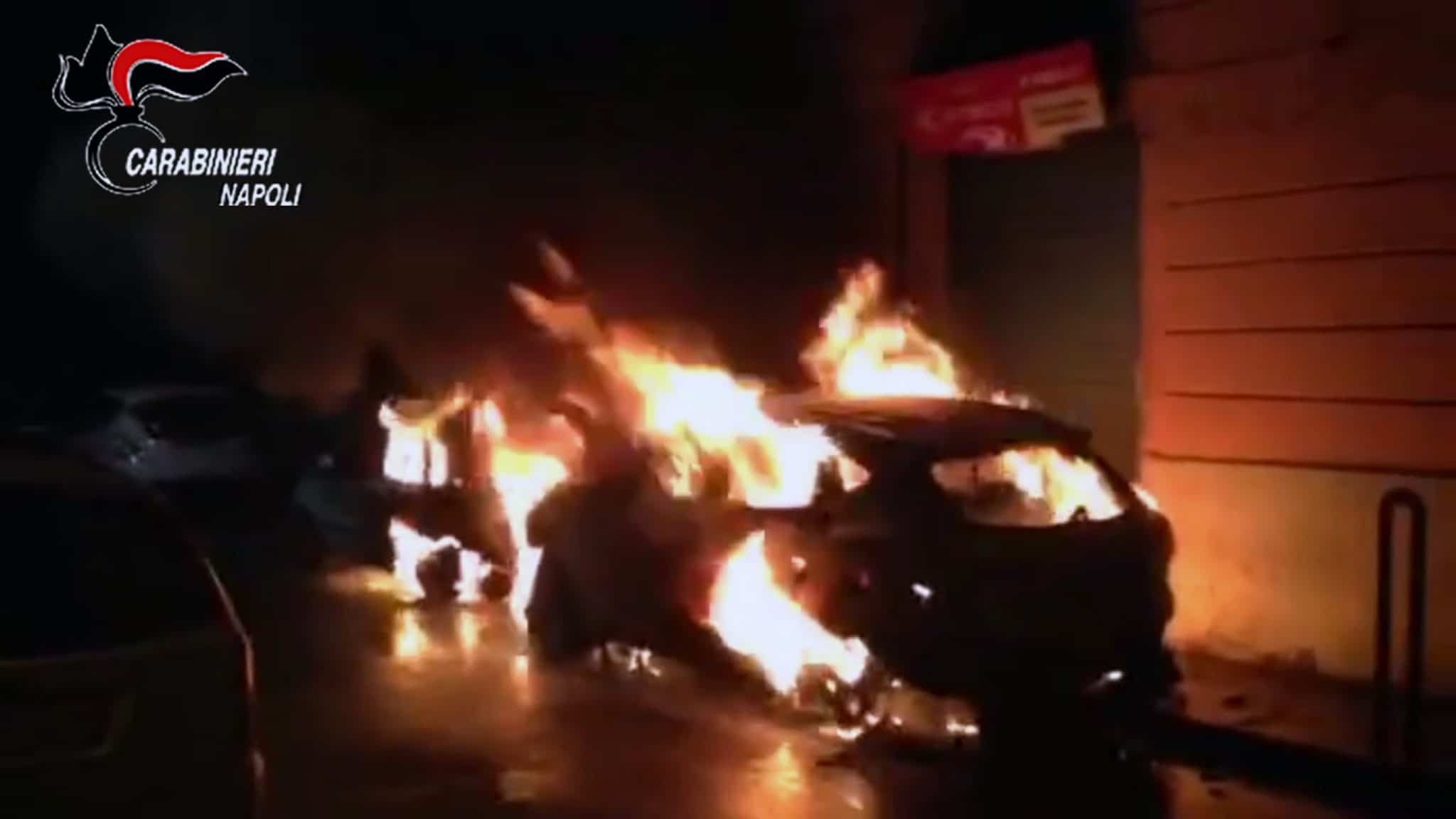 Incendia l’auto della ex dopo la rottura. 49enne arrestato auto incendiata