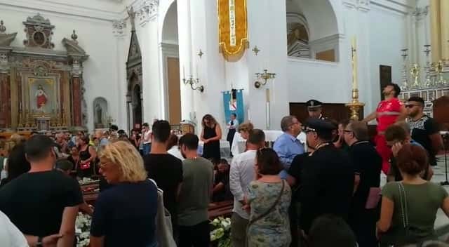 Aperta la Basilica di Santa Croce: l’ultimo saluto ai quattro angeli tra lacrime e silenzio