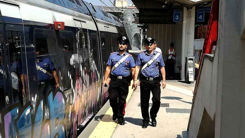 carabinieri treno circumvesuviana