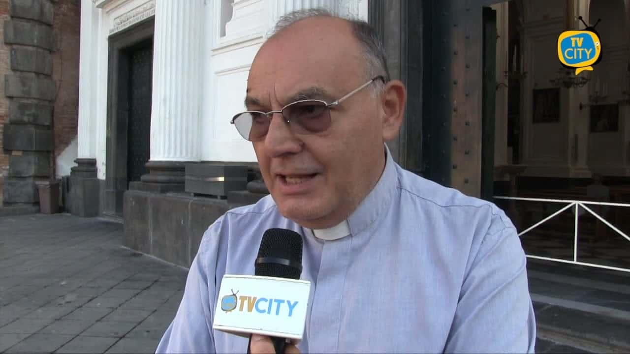 Piazza Santa Croce senza regole. L’appello di don Giosuè: “Serve vigilanza” – INTERVISTA