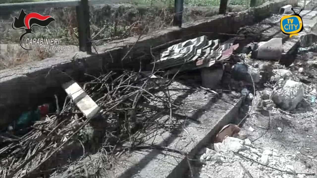 Rifiuti pericolosi e lastre di amianto abbandonati in un terreno – VIDEO