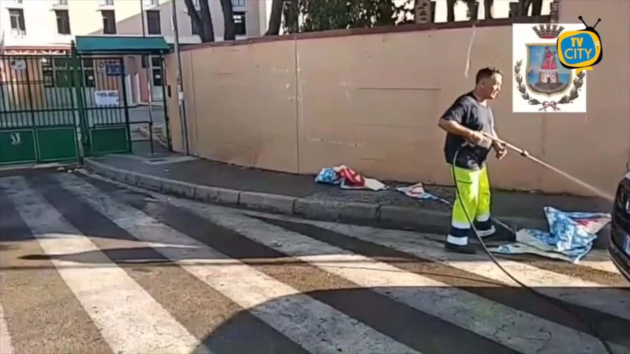Castellammare, polemiche su erbacce e pulizia delle scuola. Il sindaco: “Stiamo uscendo dall’emergenza”
