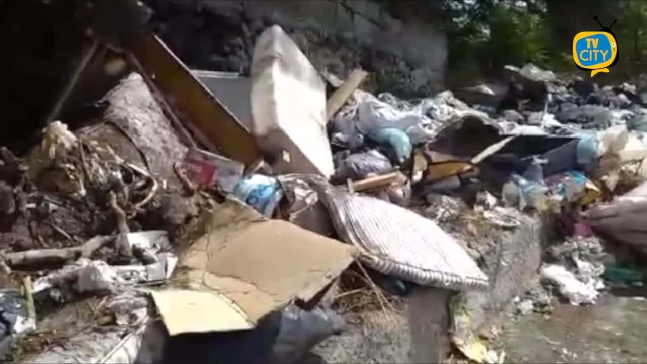 Rifiuti pericolosi in via Monti di Resina, la discarica abusiva continua a crescere – VIDEO