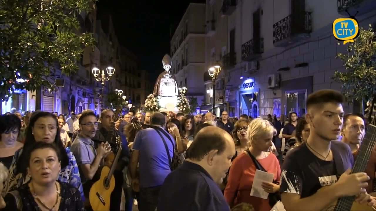 La processione di San Gennaro a Torre del Greco, preghiere per la città – VIDEO