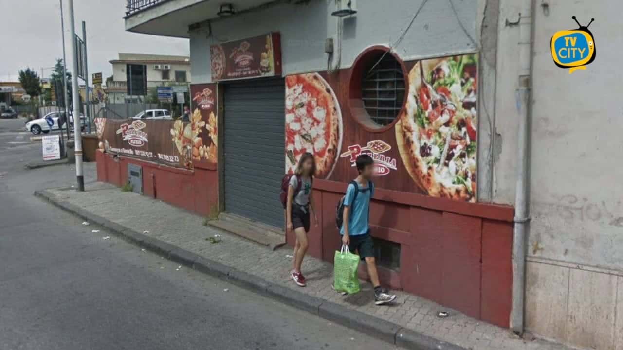 Torre Annunziata, bomba carta davanti a una pizzeria. Il sindaco: “Non arretriamo di un passo”