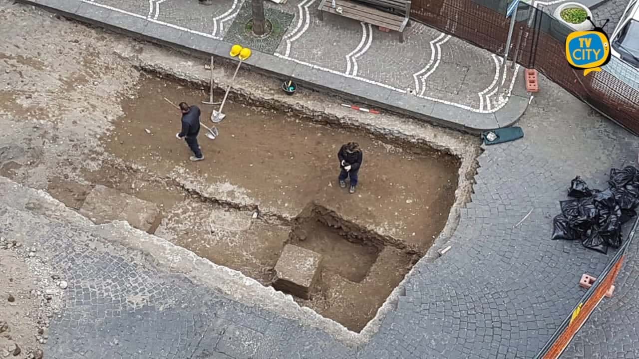 Strutture archeologiche trovate sotto la piazza a Castellammare, saranno rinterrate e poi valorizzate