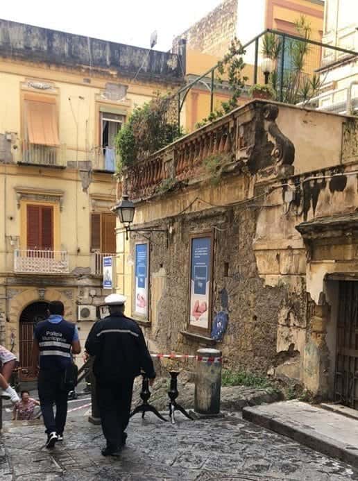 Paura a Torre, crolla cornicione a via Cappuccini. Scale interdette – FOTO e VIDEO