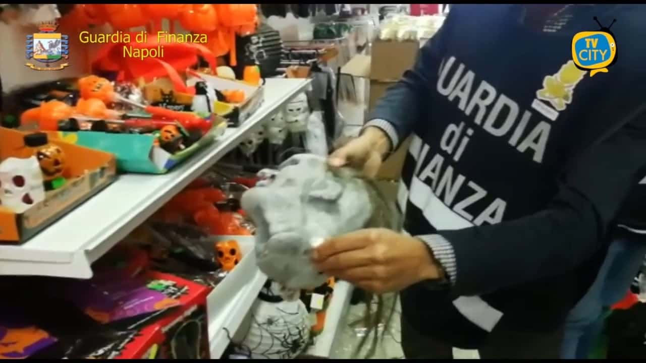 Articoli falsi e pericolosi per la salute, la finanza sequestra 5 milioni di pezzi nell’hinterland napoletano