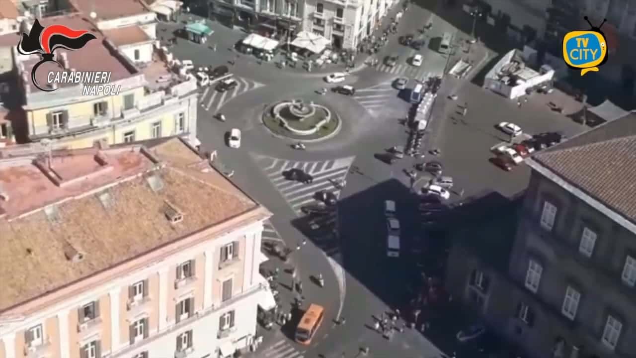 Estorsioni, droga e armi: operazione dei carabinieri all’alba contro il clan Sibillo – VIDEO