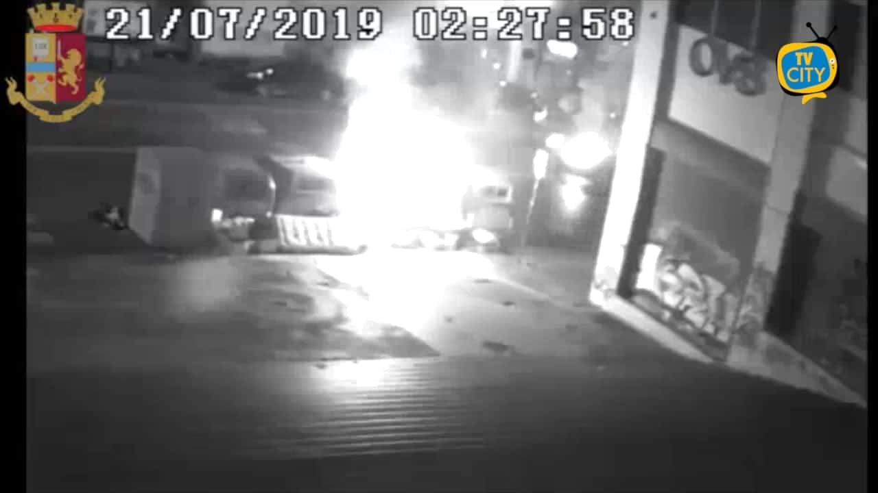 Appiccava roghi ai cassonetti di rifiuti, incastrato dalla polizia – VIDEO