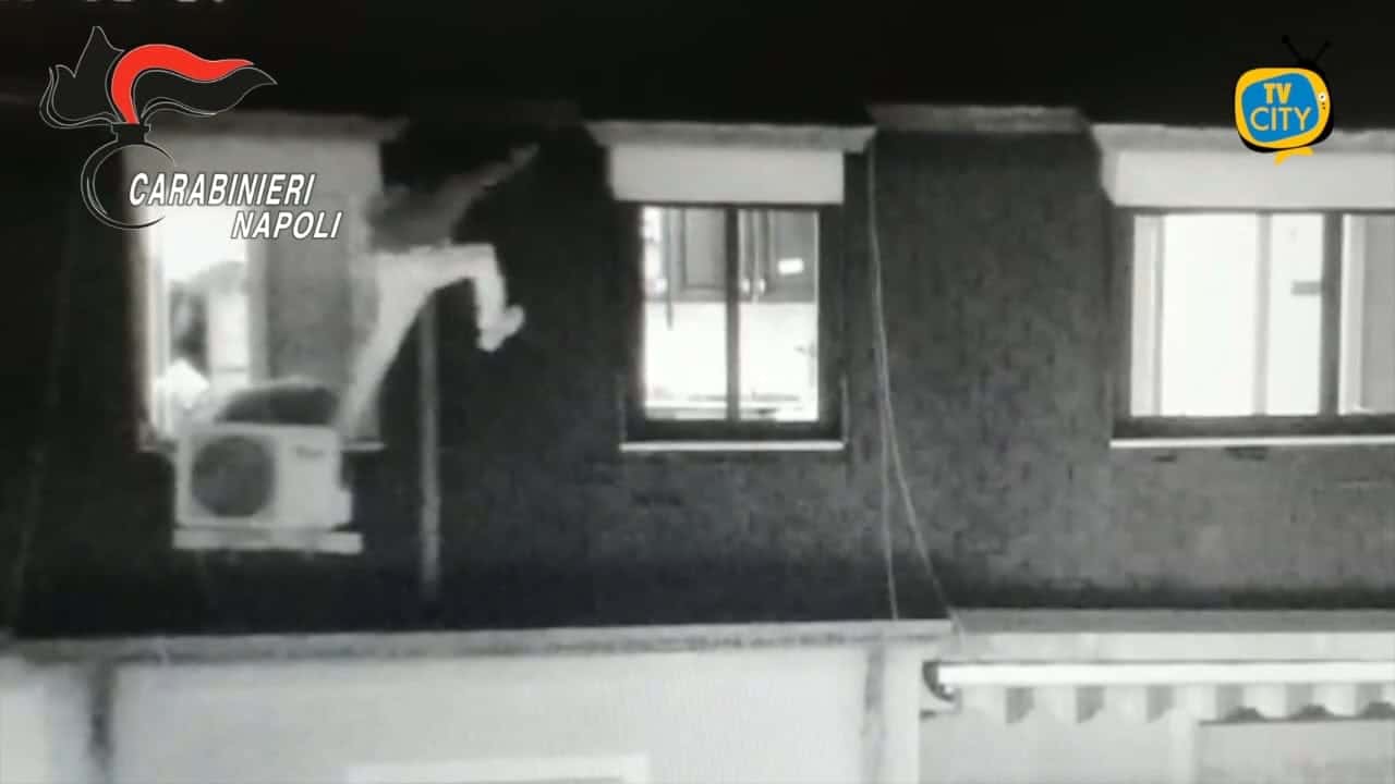 Latitante in fuga sui tetti per sfuggire alla cattura. Preso dai carabinieri – VIDEO