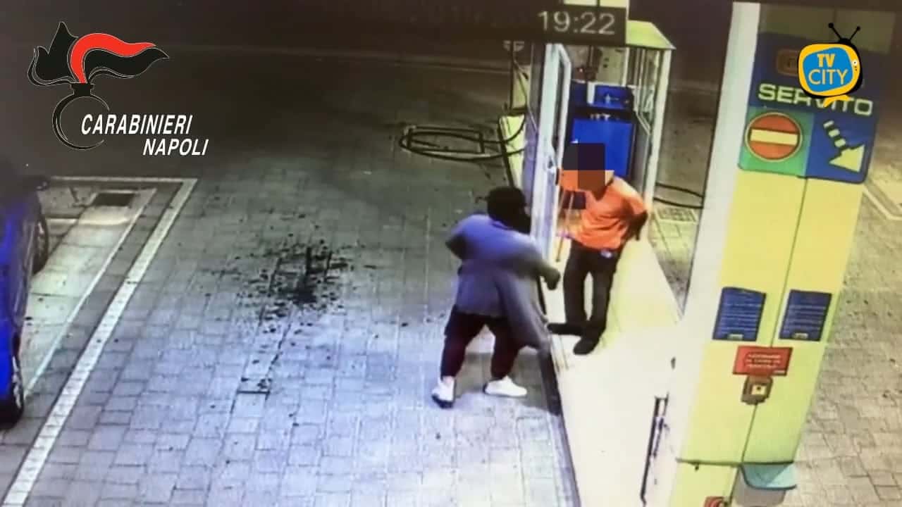 Rapinava distributori di carburanti nel napoletano. Sui social pubblicava foto con gli abiti usati per le rapine