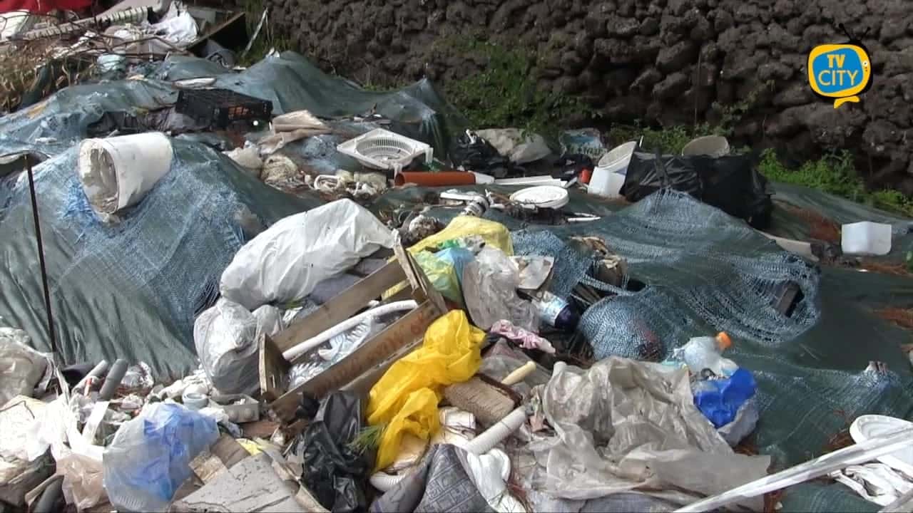 Ancora scempio rifiuti nella zona Monti di Resina. Residenti esasperati – VIDEO e INTERVISTE
