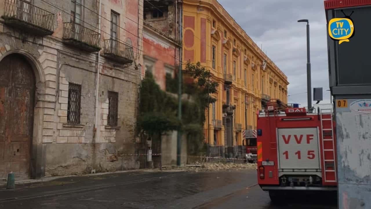Ercolano, crolla un solaio di Villa Favorita. Il sindaco: “Un peccato che lo Stato si dimentichi delle sue bellezze”