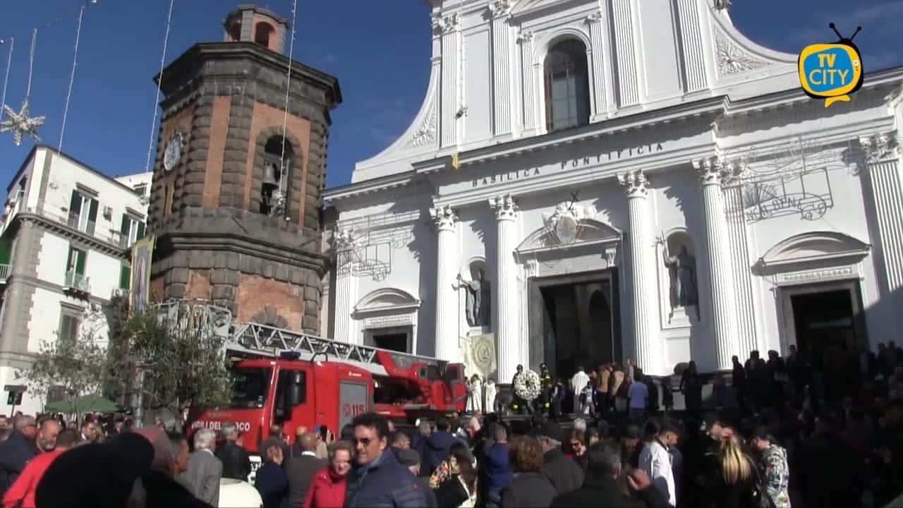 Torre del Greco, l’omaggio dei vigili del fuoco alla Basilica di Santa Croce – VIDEO