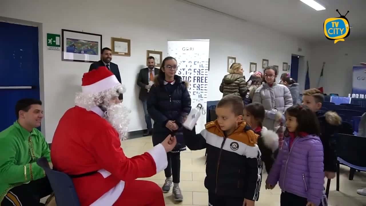 Gori, 1350 borracce consegnate da Babbo Natale per una scuola #PlasticFree – VIDEO