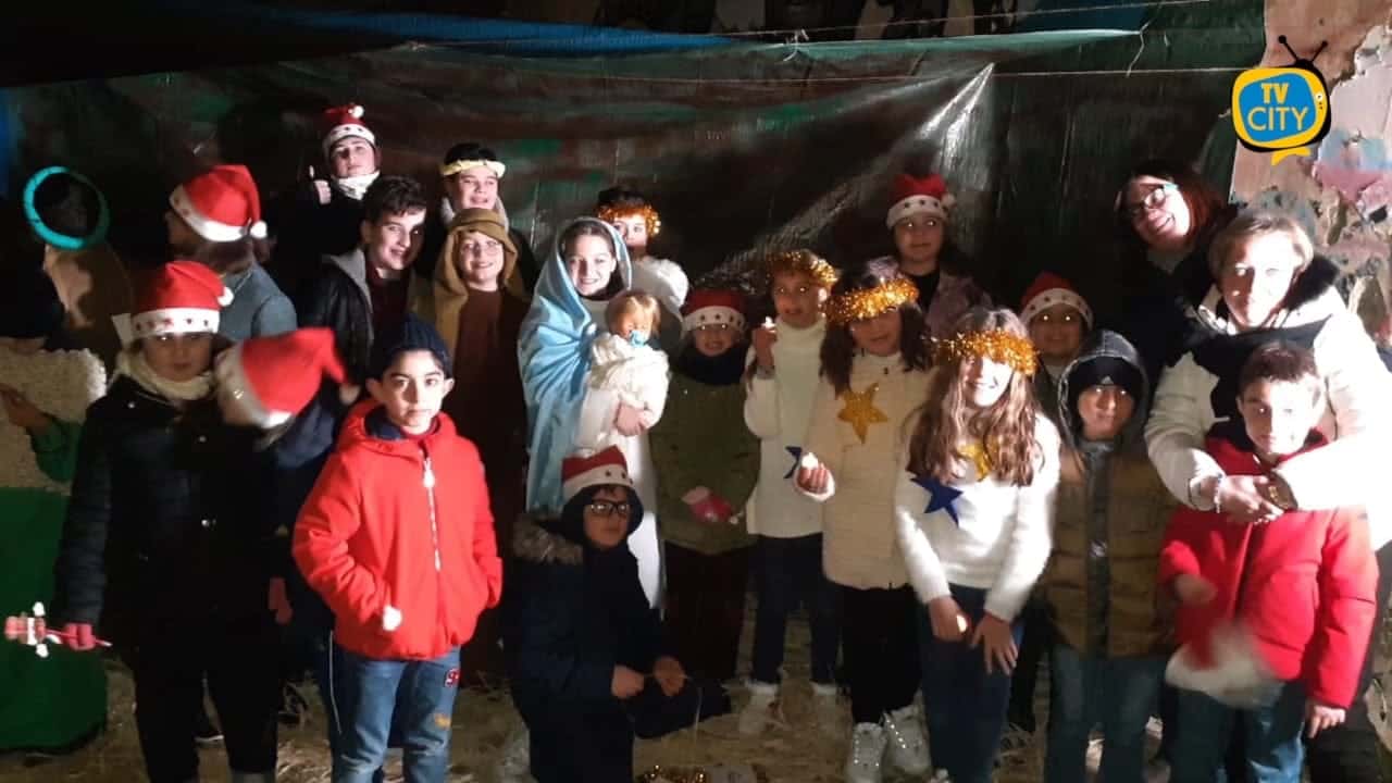 Torre del Greco: albero e presepe vivente con i bambini e il comitato di quartiere Rinascita – VIDEO