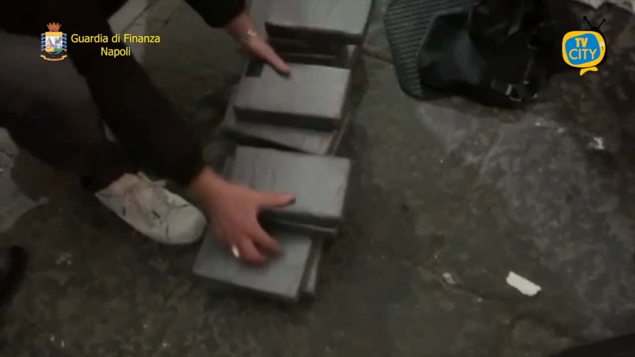 Due anziani insospettabili in auto con oltre 30 chili di cocaina. Sequestrata droga per 10 milioni – VIDEO