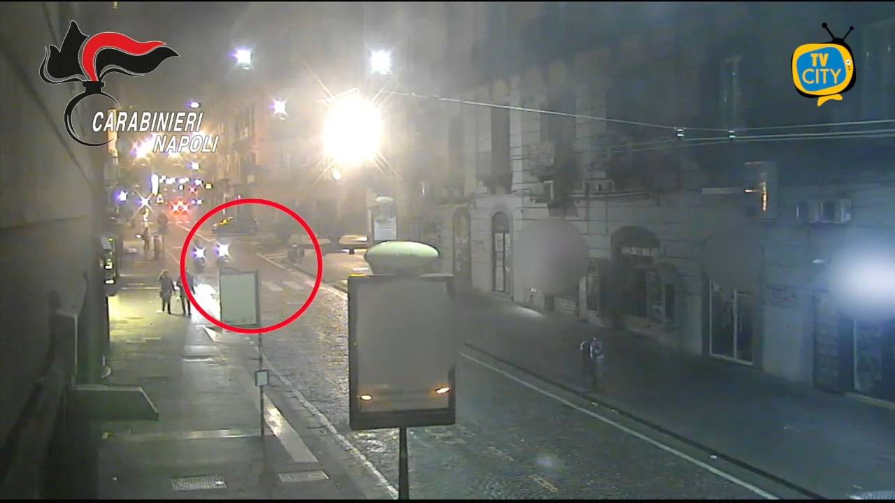 Carabinieri arrestano due rapinatori, avevano inseguito e minacciato col coltello due giovani – VIDEO