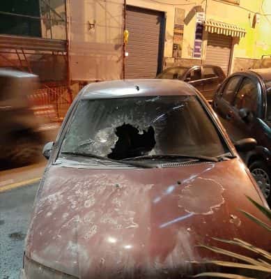La Fiat Punto distrutta da un petardo lanciato a via Principe Amedeo