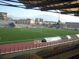 Torre Annunziata, sposi in posa all’interno dello stadio. Denunciati stadio