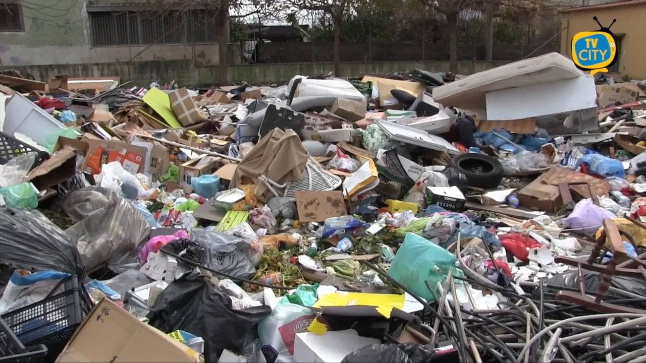 Torre del Greco, distesa infinita di rifiuti nell’ex ecopunto della Litoranea – VIDEO