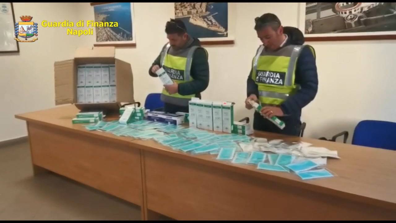 Sigilli a parafarmacia che speculava sul Coronavirus: consegnate al Cotugno 10.000 mascherine sequestrate – VIDEO