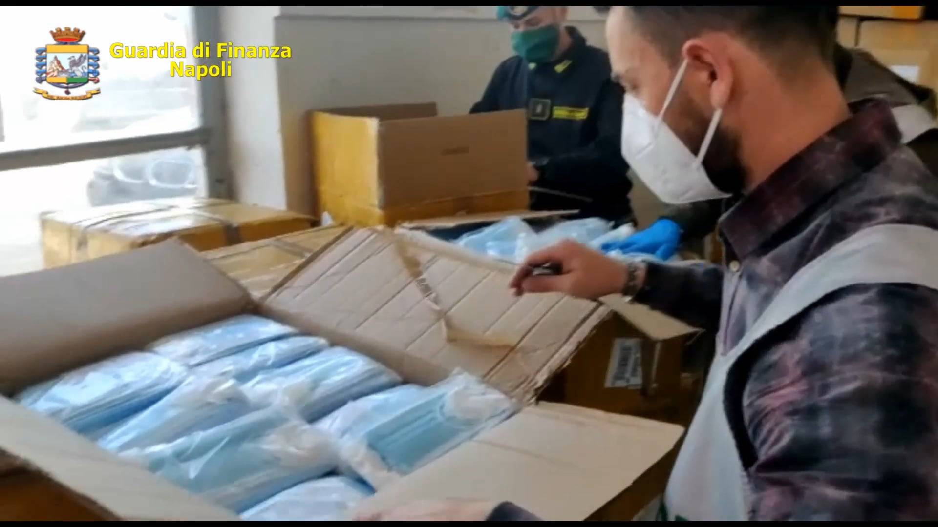 Napoli, sequestrate 116.000 mascherine non conformi pronte alla vendita – VIDEO