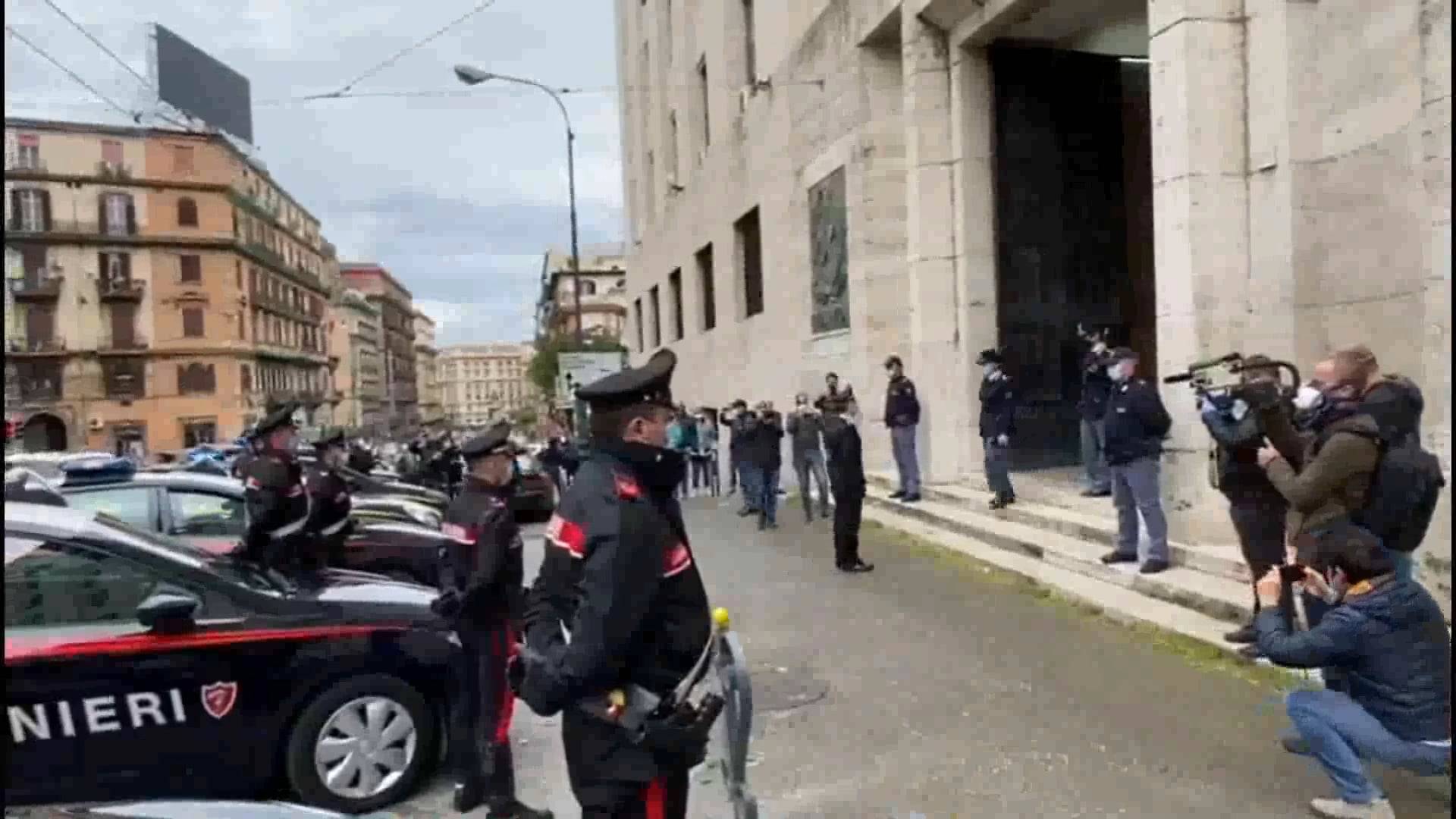 Omaggio al poliziotto ucciso a Napoli: sirene spiegate sotto la Questura – VIDEO