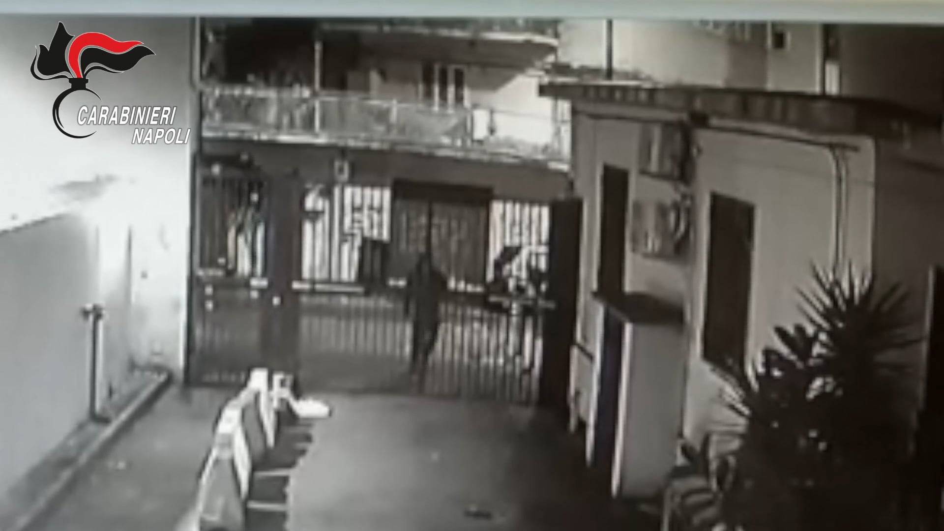 Napoli. Arrestata banda di spacciatori della movida: si finanziavano rubando nelle scuole – VIDEO