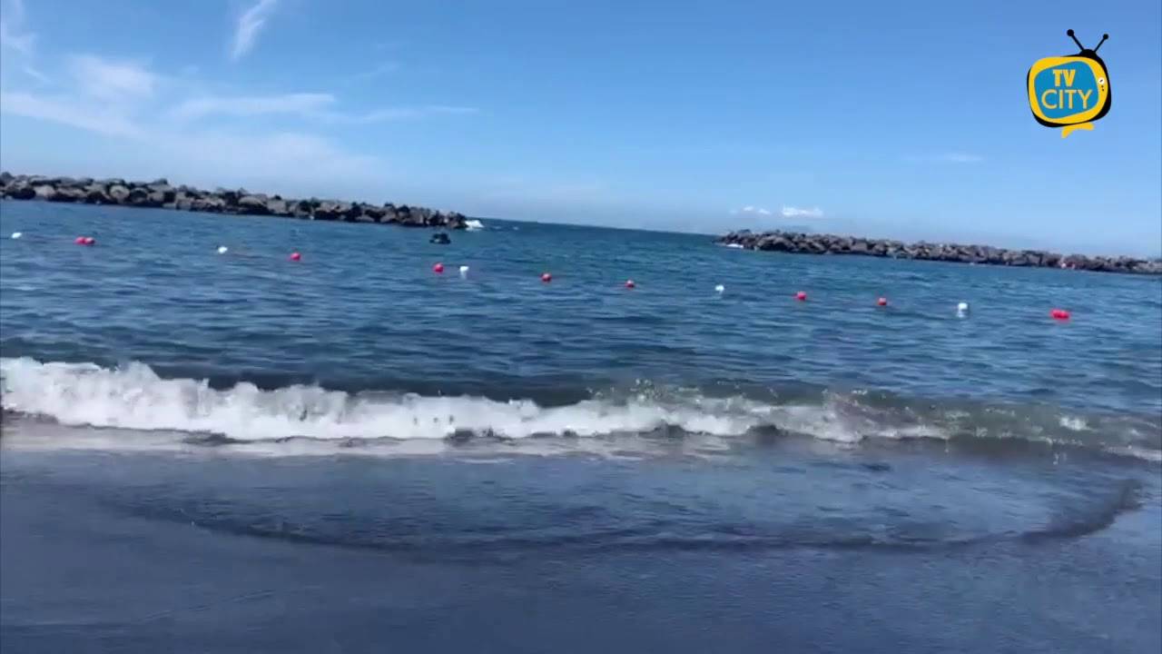 Inizia l’estate a Torre del Greco: lidi pieni, ma mare sporco – VIDEO