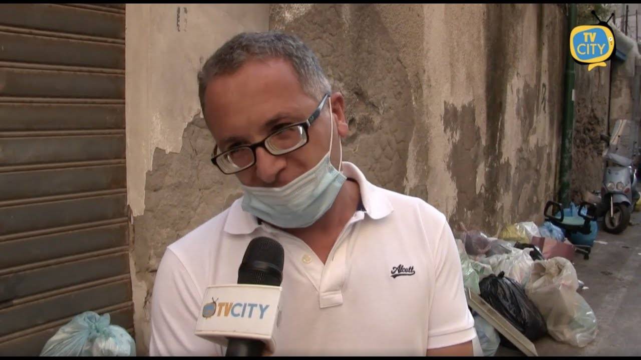 Torre del Greco, ancora rifiuti in strada e sui marciapiedi: la rabbia dei cittadini – INTERVISTE