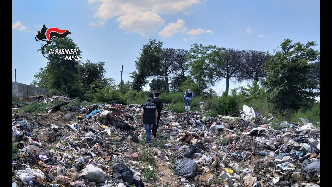 Vera e propria discarica abusiva nell’ex campo nomadi “Schiattarella”: sopralluogo dei carabinieri – VIDEO