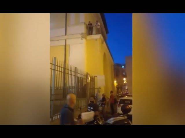 Ufficiale il rimpasto in giunta a Torre del Greco, cittadini protestano a Palazzo Baronale – VIDEO