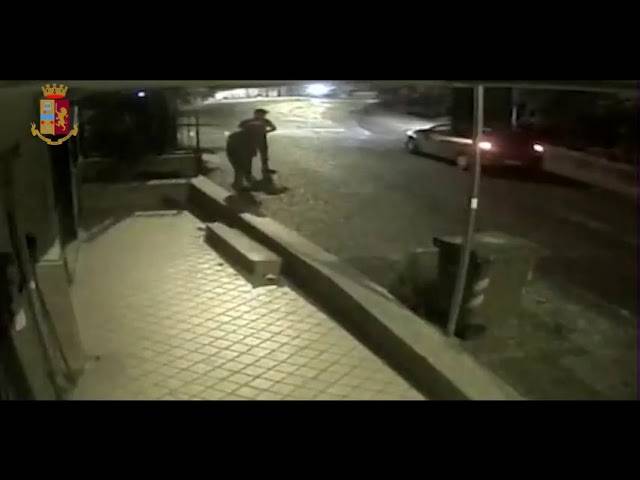 Tentano rapina, poi nella fuga speronano i poliziotti: arrestate 3 persone – VIDEO