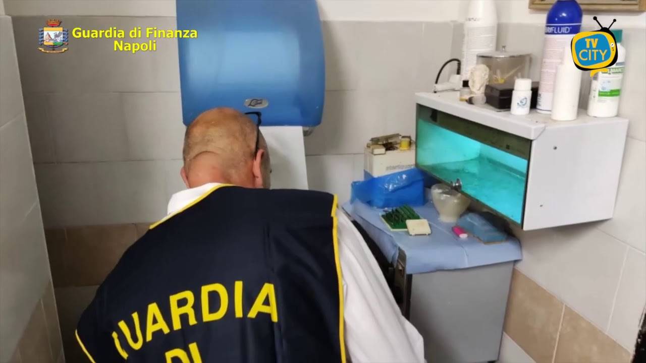 Medico abusivo a Napoli: si fingeva dentista senza alcun titolo di studio