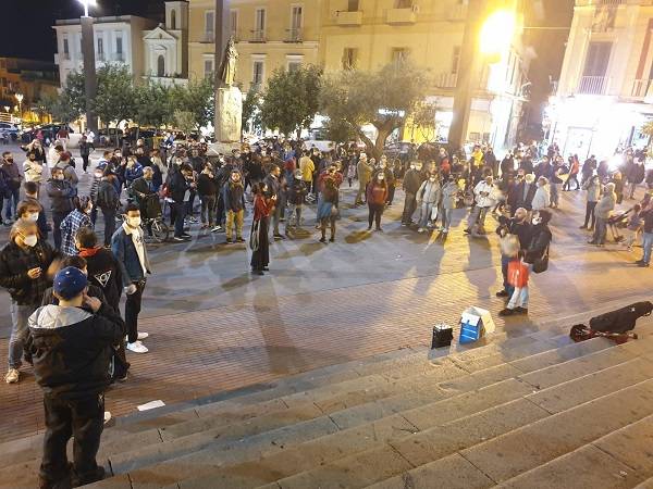 Musica, balli e striscioni contro il DPCM: la protesta dei torresi – VIDEO