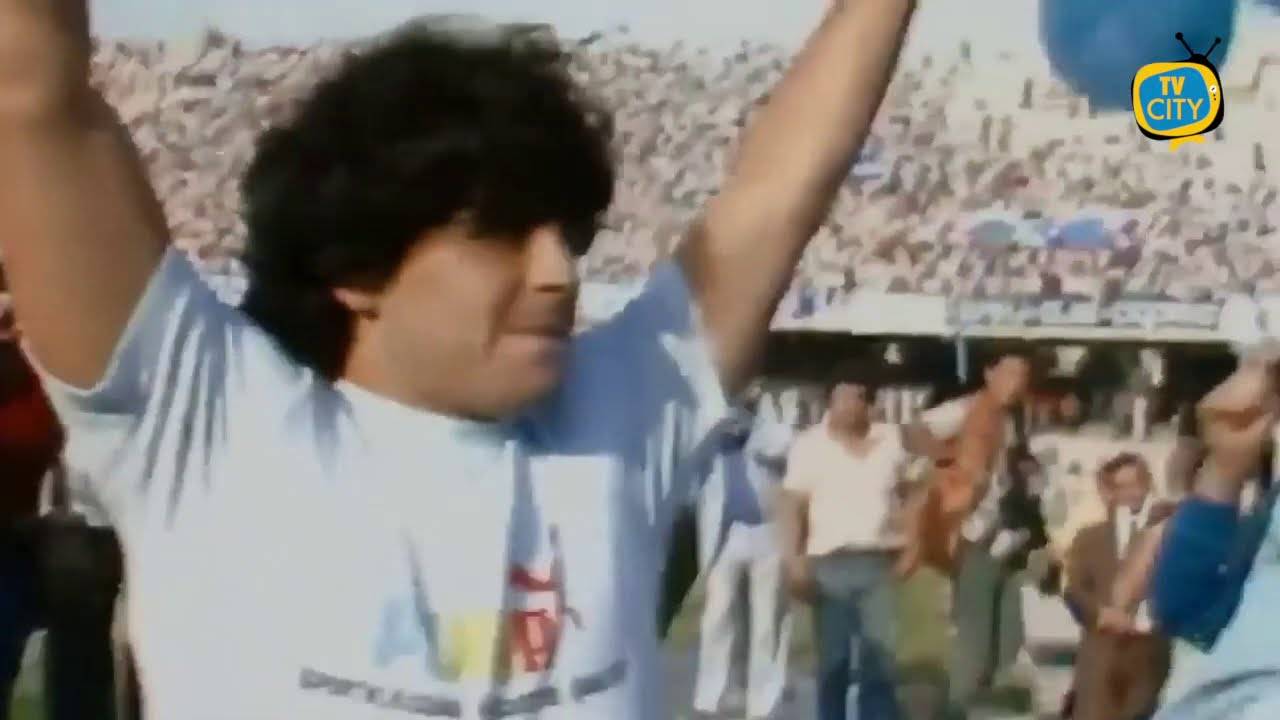 Addio a Maradona: il mondo piange il Dio del calcio – VIDEO