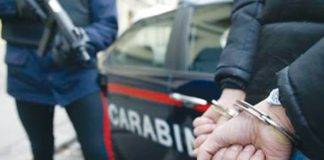 Evade dai domiciliari per raggiungere l’ex compagna, arrestato manette