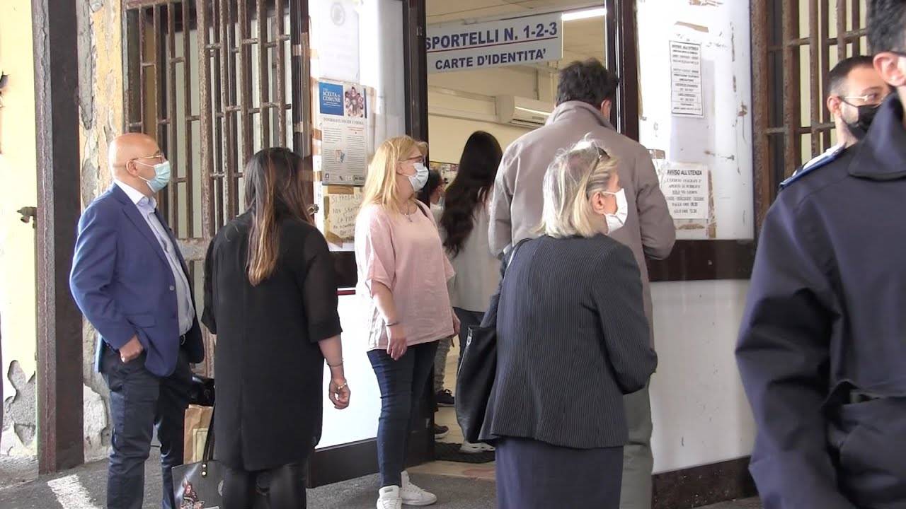 Ancora caos all’ufficio anagrafe: intervengono i Carabinieri – VIDEO