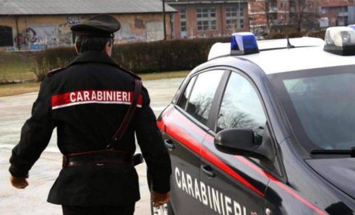 carabiniere auto sospetta