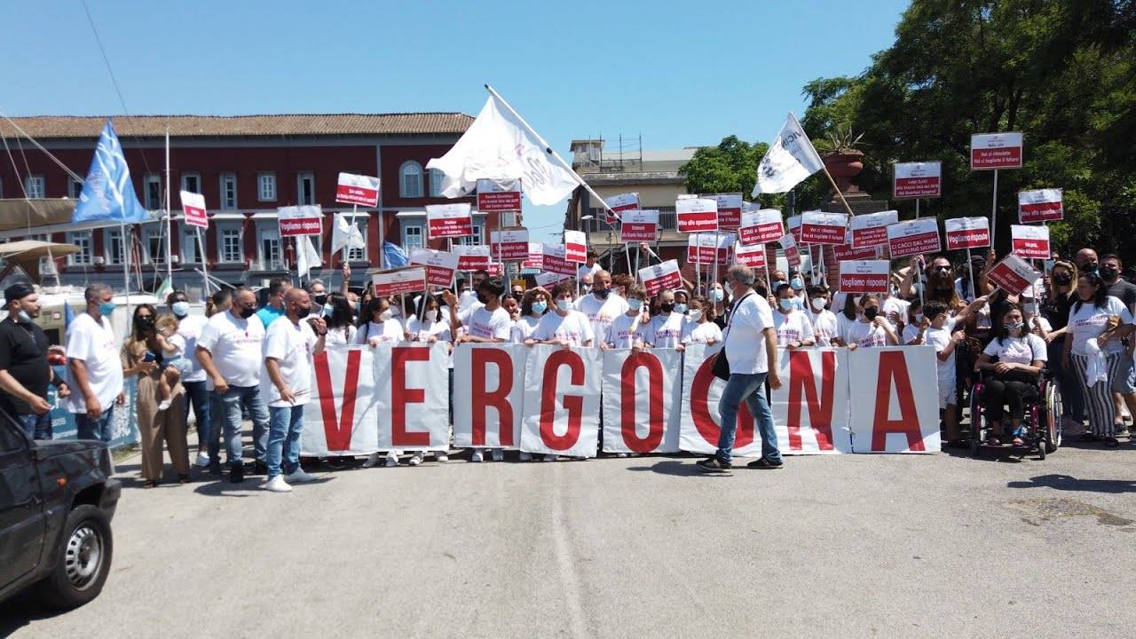 Mascalzone Latino, la protesta dei giovani velisti: “Ridateci il nostro futuro”