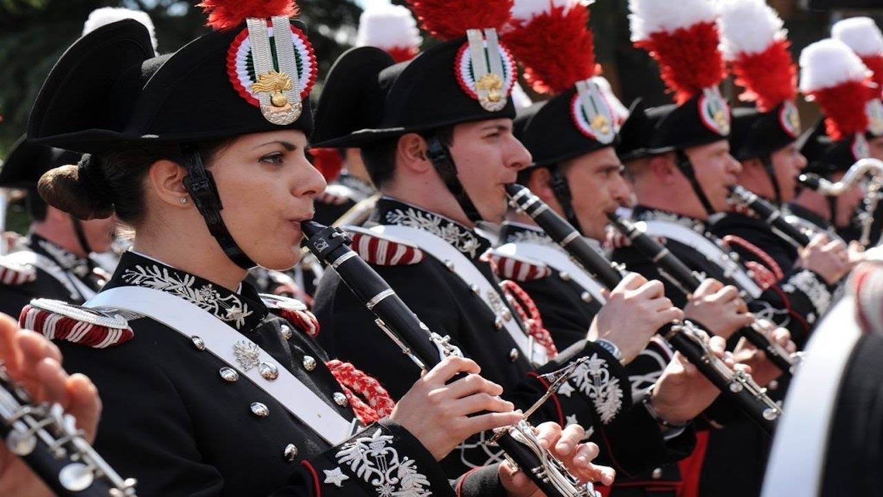 Festa della Musica: la fanfara dei carabinieri nelle piazze di Napoli – VIDEO