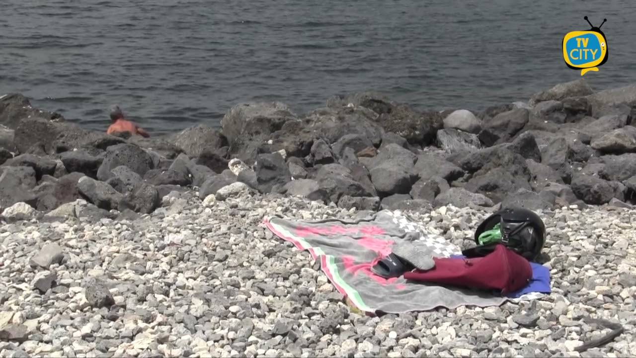 Caldo torrido, i torresi non perdono occasione per un tuffo in mare – VIDEO