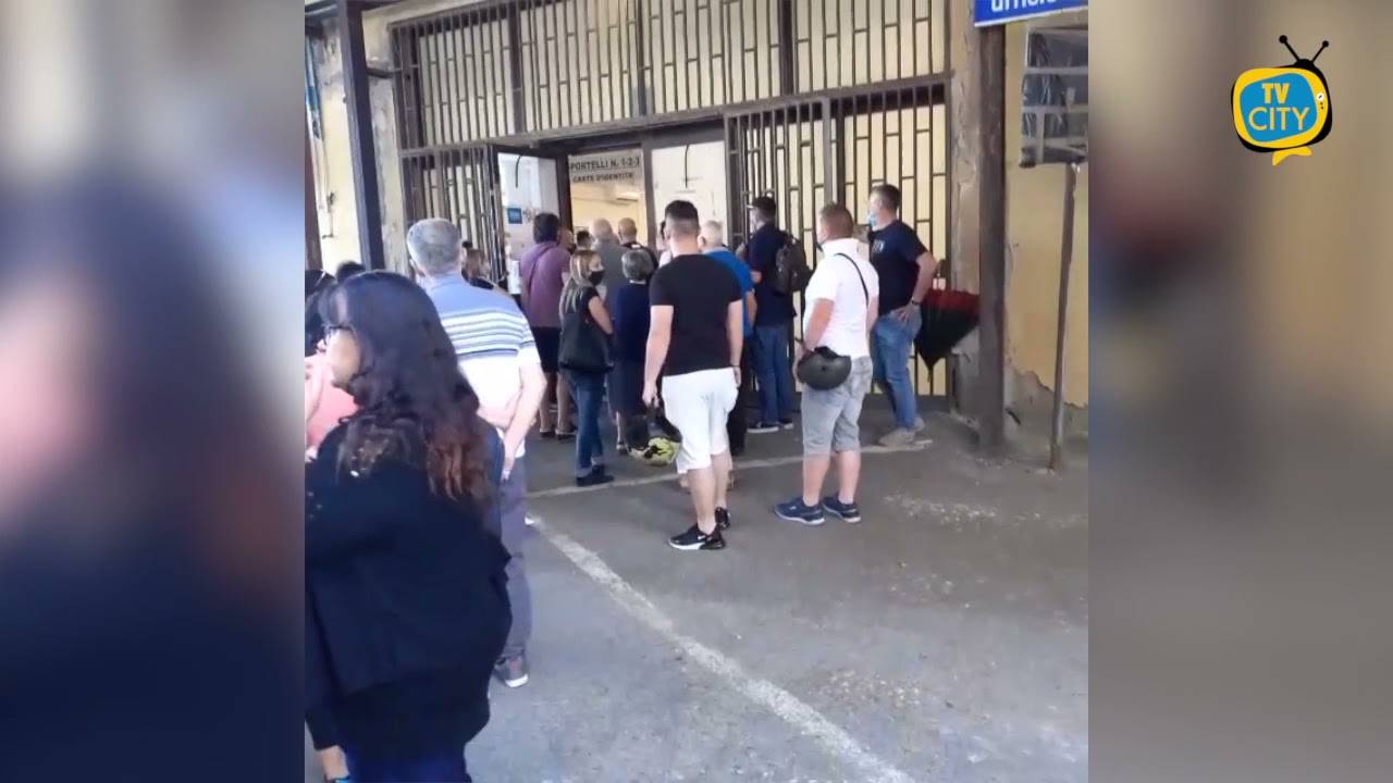 Caos all’ufficio anagrafe, i cittadini: “Stiamo subendo ingiustizie”